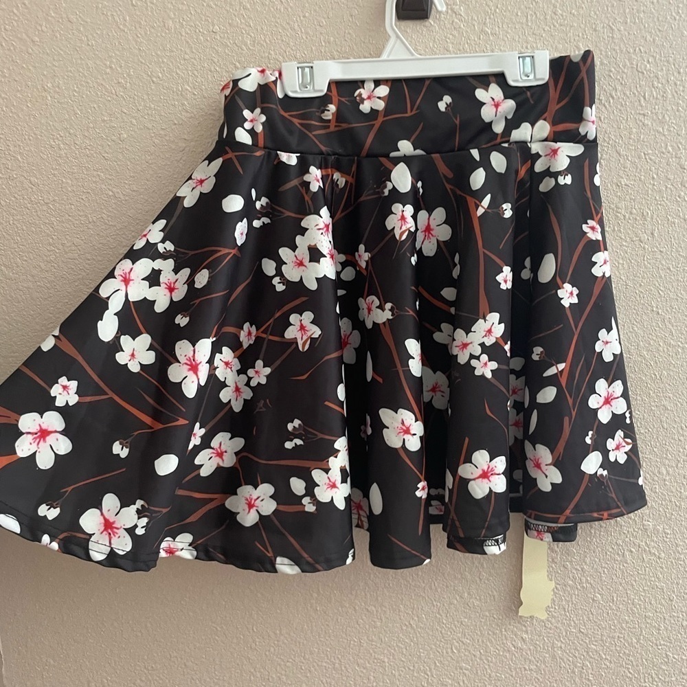 NWT WOMENS MINI SKIRT SIZE LARGE black with pink flowers - Picture 4 of 5